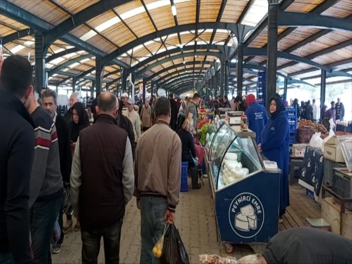 Balıkesir’de pazarda arefe günü yoğunluğu
