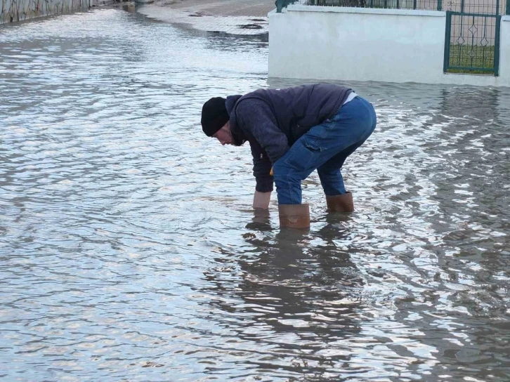 Balıkesir’de plajı aşan deniz suları yolları göle çevirdi
