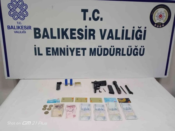 Balıkesir’de polis 50 aranan şahsı yakaladı
