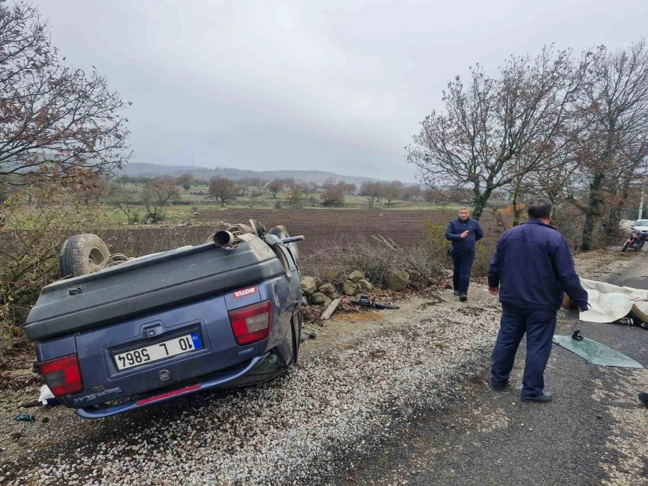 Balıkesir’de trafik kazasında araç ters döndü: 1 ölü, 2 yaralı
