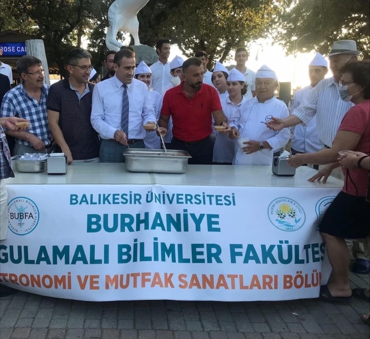 Balıkesir’de üniversiteli gençler bin kişiye aşure ikramı yaptı
