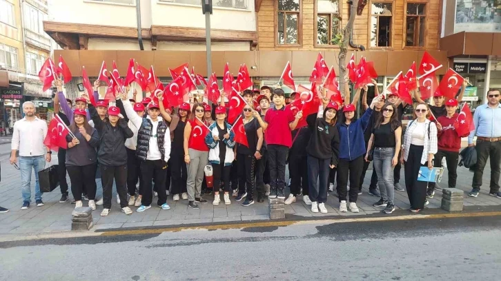 Balıkesir’in caddeleri kırmızı beyaza büründü
