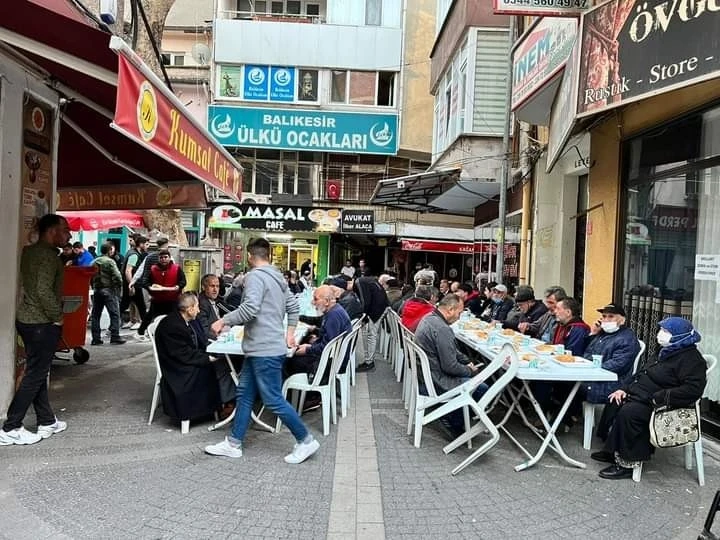 Balıkesir Ülkü Ocaklarından sokak iftarı
