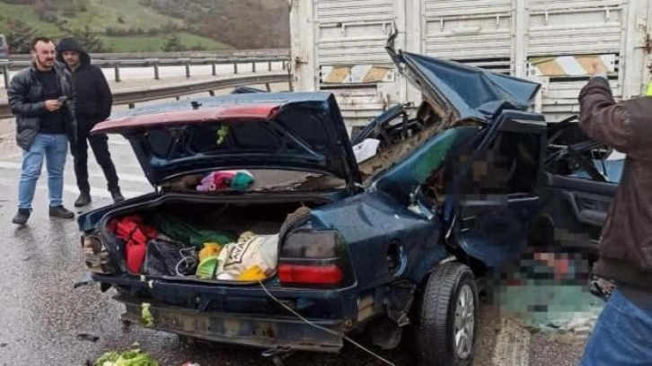 Balıkesir'de otomobil kamyona arkadan çarptı: 2 ölü, 6 yaralı