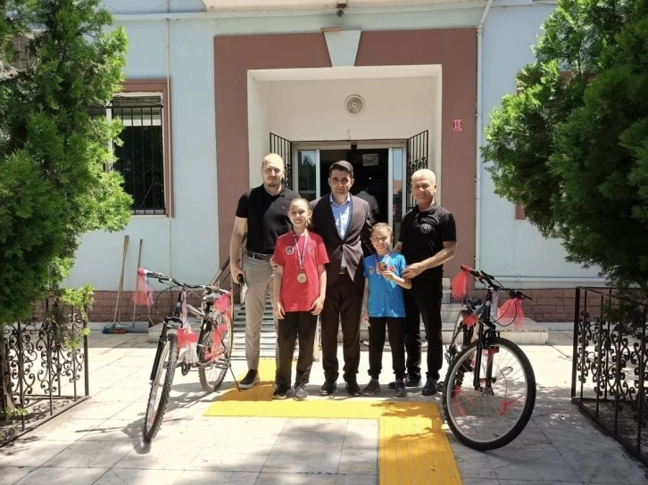Balkan şampiyonuna kaymakamdan bisiklet
