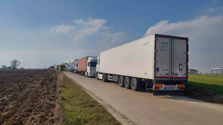 Balkanlardan akın akın deprem için geliyorlar: Yollarda tır kuyrukları
