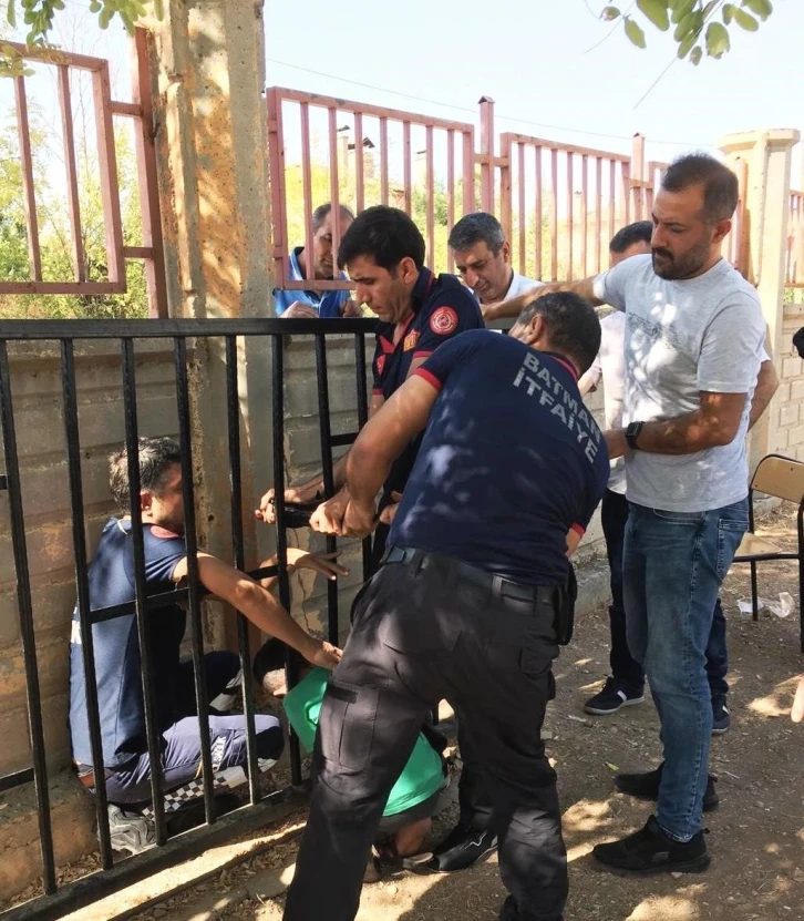 Balkon korkuluklarına kafası sıkışan çocuğu itfaiye kurtardı
