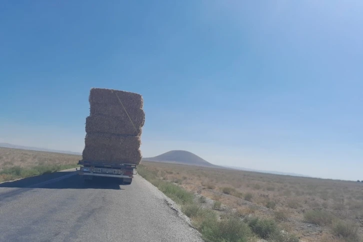 Balya yüklü tırın tehlikeli yolculuğu kamerada
