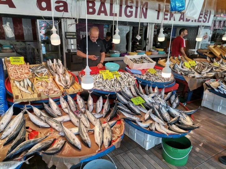 Bandırma’da balık tezgahlarında yoğunluk
