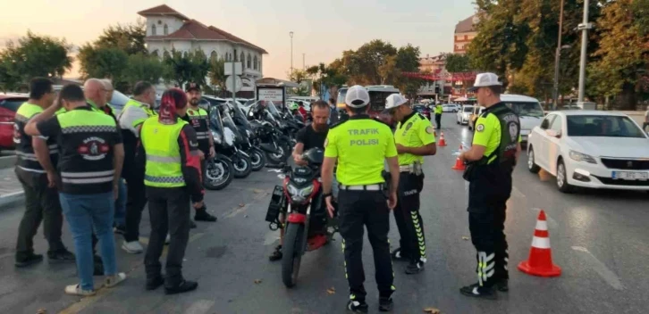 Bandırma’da motosiklet sürücülerine ekipman kullanımının önemi hatırlatıldı
