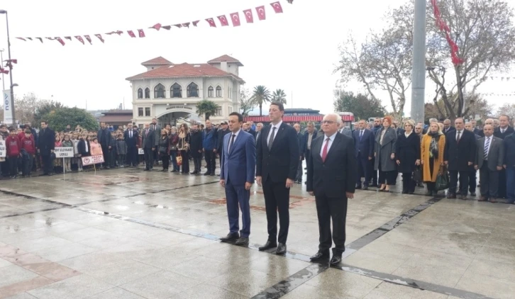 Bandırma’da Öğretmenler günü törenle kutlandı.
