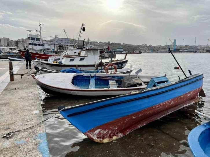 Bandırma’da şiddetli fırtına: Deniz seviyesi yarım metre yükseldi
