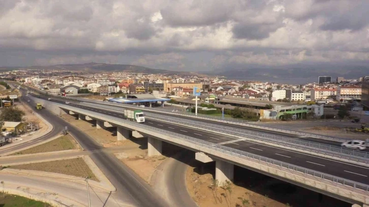 Bandırma’daki üst geçit çift taraflı olarak ulaşıma açıldı
