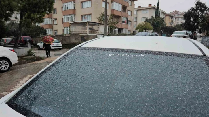 Bandırma güne kar yağışı ile uyandı
