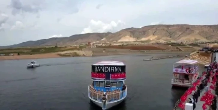 Bandırma Vapuru Hasankeyf’te bayraklarla karşılandı
