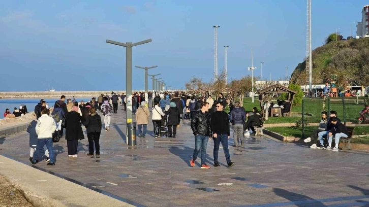 Bandırmalılar güneşli havada sahil ve parklara akın etti
