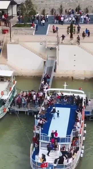 Baraj gölünde yüzen ayı tekne turu ziyaretçileri tarafından görüntülendi
