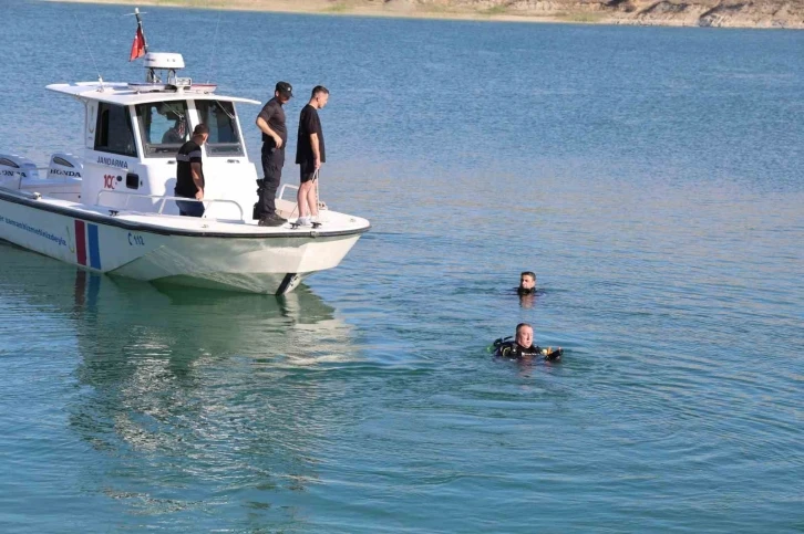 Baraj gölüne giren genç kayboldu, arama çalışmaları sürüyor
