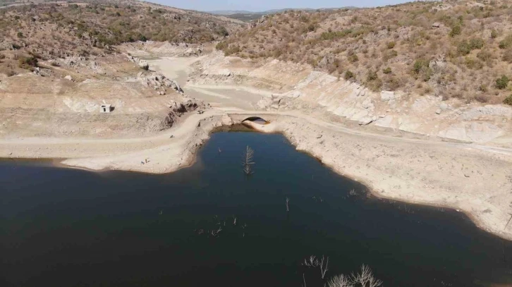 Baraj suları çekildi, Çağlayan Köprüsü gün yüzüne çıktı
