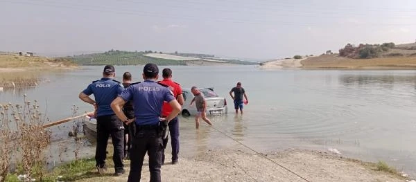 Baraja düşen otomobilde cesedi bulundu