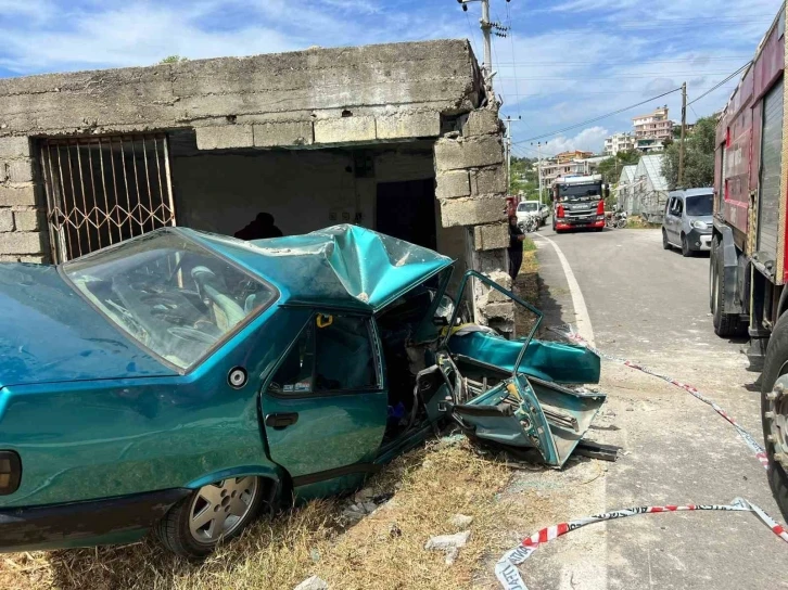 Barakaya çarpan otomobil hurdaya döndü, sürücüsü ağır yaralandı
