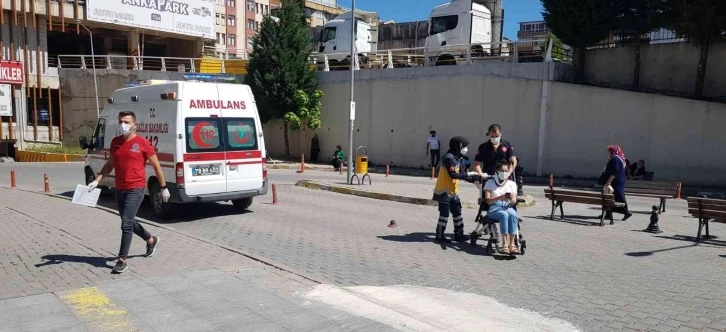 Bariyere çarpan otomobildeki 2 kişi yaralandı
