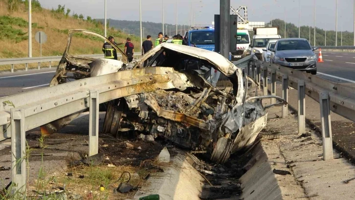 Bariyerin önünden girip arkasından çıktığı otomobil alev aldı: 2 ölü, 1 yaralı
