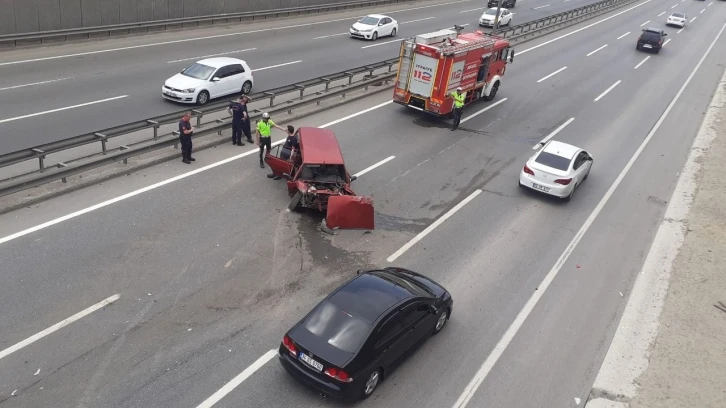 Bariyerlere çarpan otomobil hurdaya döndü, sıkışan yaralıları itfaiye ekipleri çıkardı
