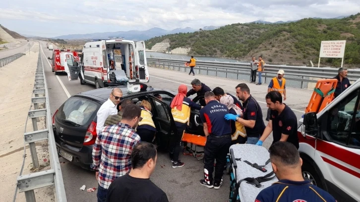 Bariyerlere çarpan otomobilde bulunan 2 kişi yaralandı
