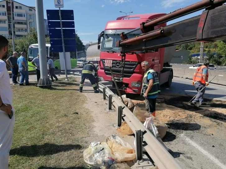 Bariyerlere çarpan tırdan burnu bile kanamadan çıktı
