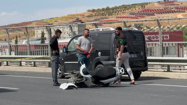 Bariyerlere çarparak savrulan motosikletli hayatını kaybetti
