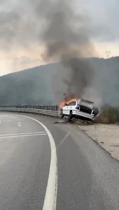 Bariyerlere giren otomobil alev alev yandı
