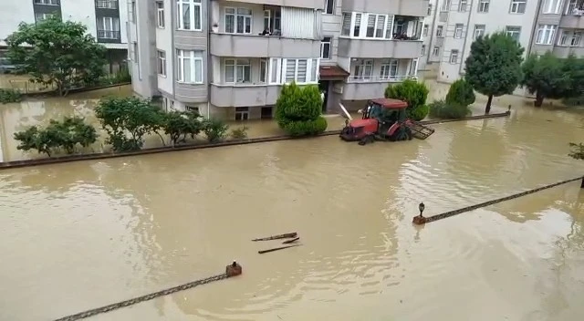 Bartın’da evlerinde mahsur kalanlara traktörle ekmek dağıtıldı
