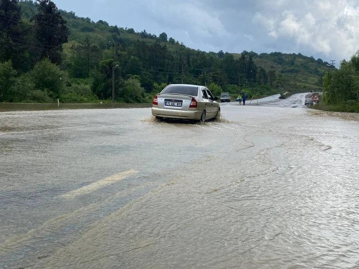 Bartın’da karayolunda taşkın yaşandı, ev ve işyerlerini su bastı
