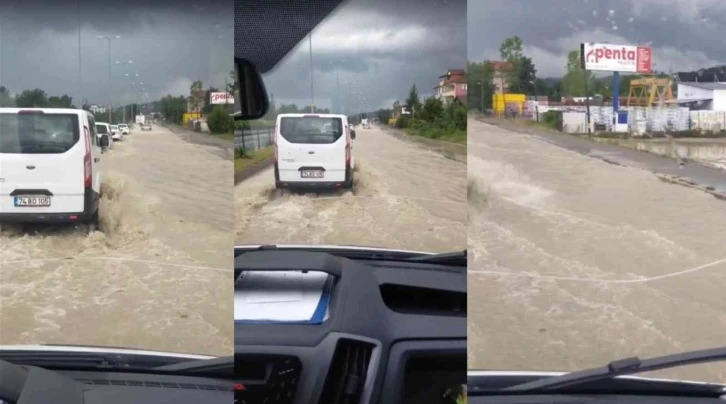 Bartın’da sağanak yolları nehre dönüştürdü
