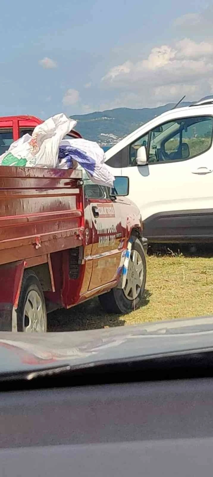 Bartın’dan gelerek sahilden taş çalmak isteyen araç yakalandı
