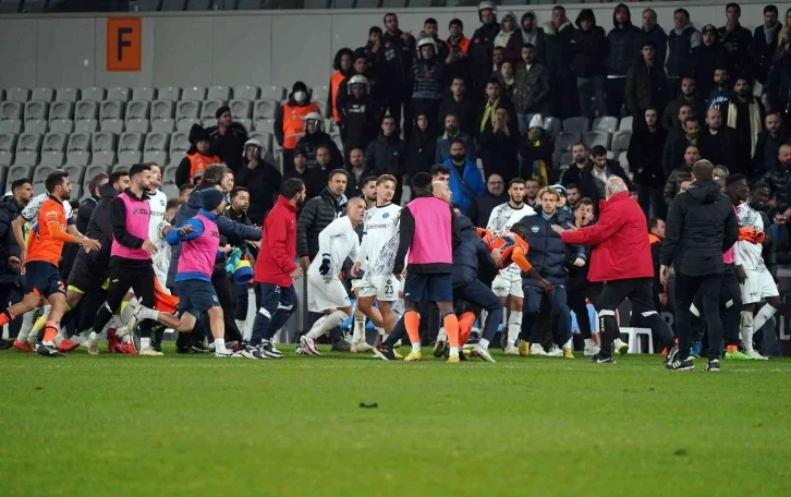 Başakşehir - Adana Demirspor maç sonu saha karıştı
