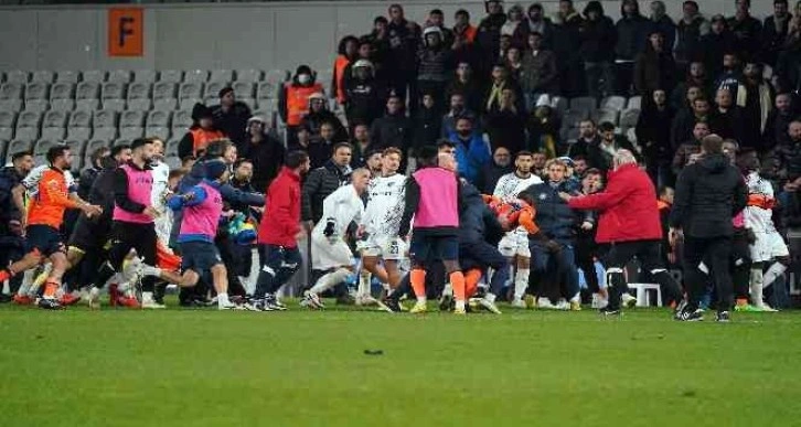 Başakşehir - Adana Demirspor maç sonu saha karıştı