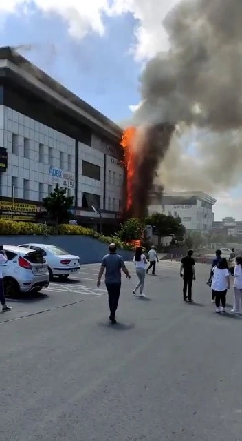 Başakşehir’de dış cephe çalışması yapılan binada yangın çıktı
