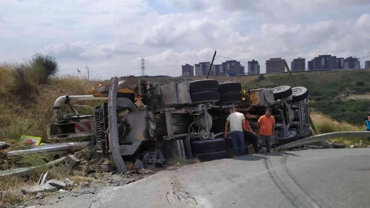 Başakşehir’de virajı alamayan beton mikseri devrildi: 2 yaralı
