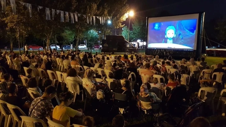 Başiskele’de çocuklar sahilde açık hava sinema keyfini yaşadı
