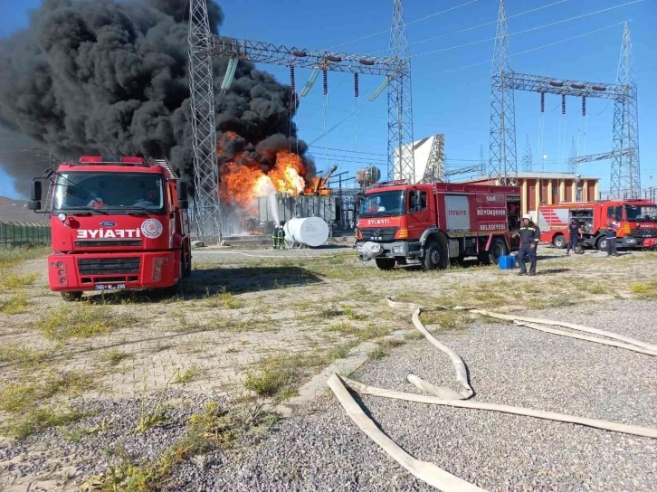 Başkale’deki ana trafo hattında çıkan yangın devam ediyor
