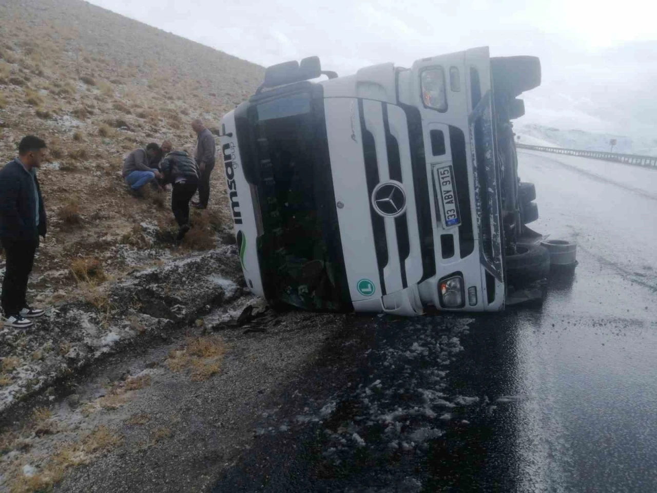 Başkale yolunda tır devrildi: 1 yaralı
