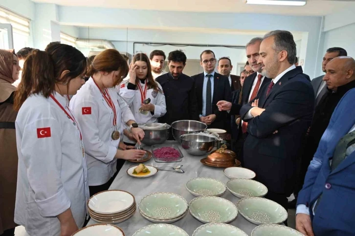 Başkan Aktaş’tan madalyalı öğrencilere ziyaret
