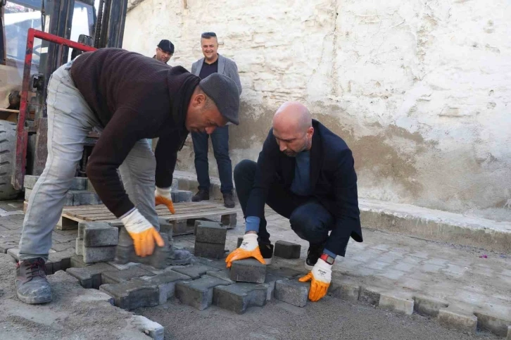 Başkan Arıkan eldivenleri giydi, kolları sıvadı parke taşı döşedi
