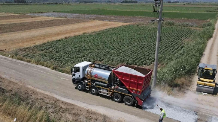 Başkan Atay tarla yollarını asfaltlıyor
