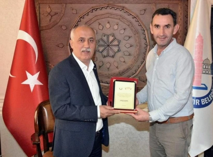 Başkan Aydın’dan İhlas Haber Ajansına plaket
