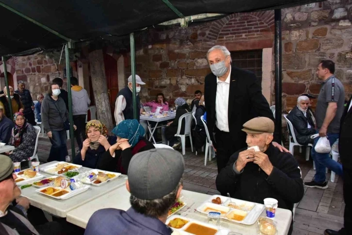 Başkan Bakkalcıoğlu ve eski Devlet Bakanı Şeker, oruçlarını belediye  iftar çadırında açtı
