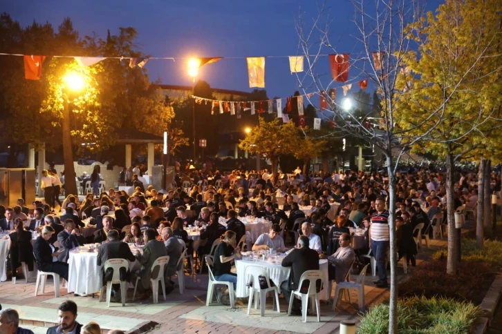 Başkan Böcek, belediye personeli ile iftarda buluştu
