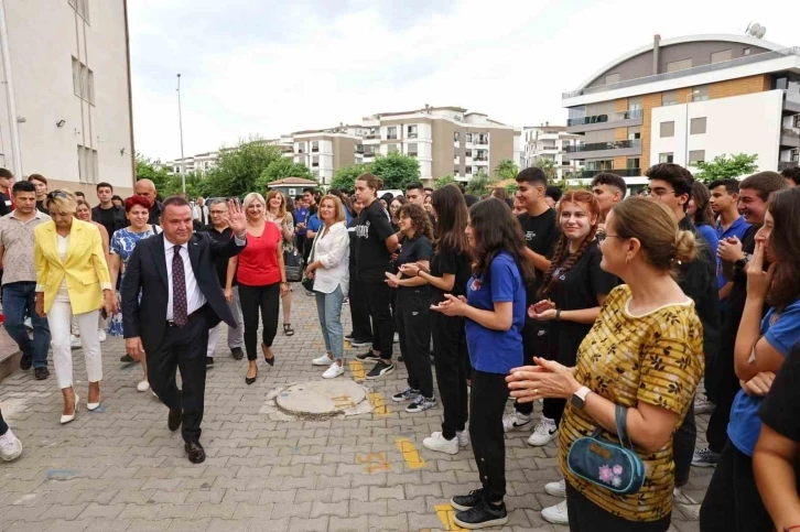 Başkan Böcek yeni eğitim öğretim yılını öğrencilerle karşıladı
